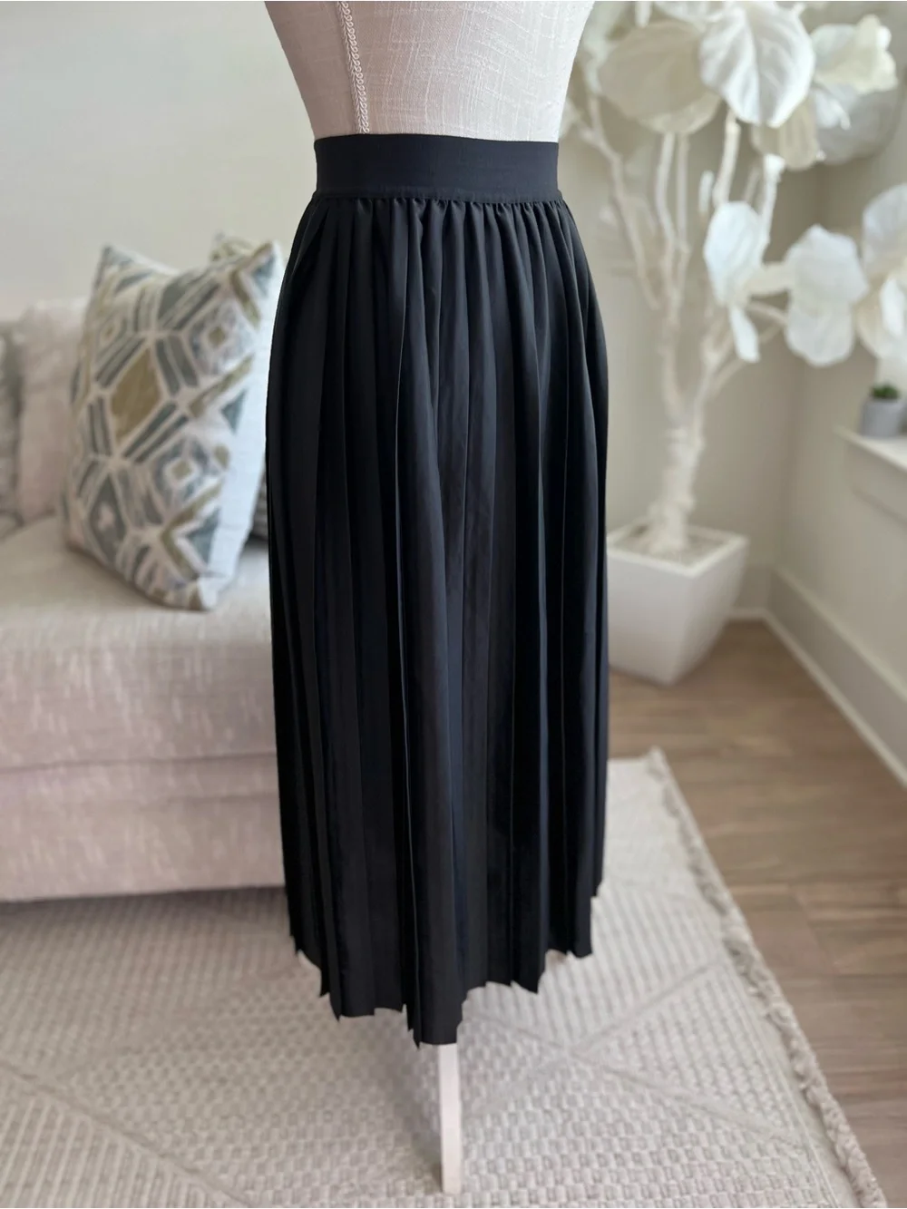 Lululemon Satin Pleated Black Woman’s Midi Skirt Size XS